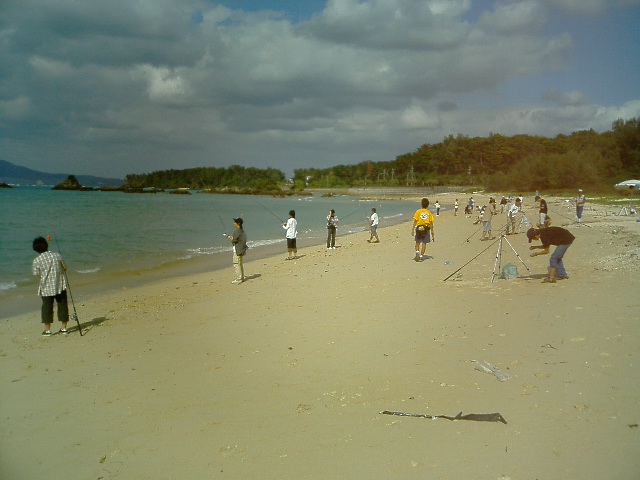 沖縄県恩納村で釣り体験をする高校生