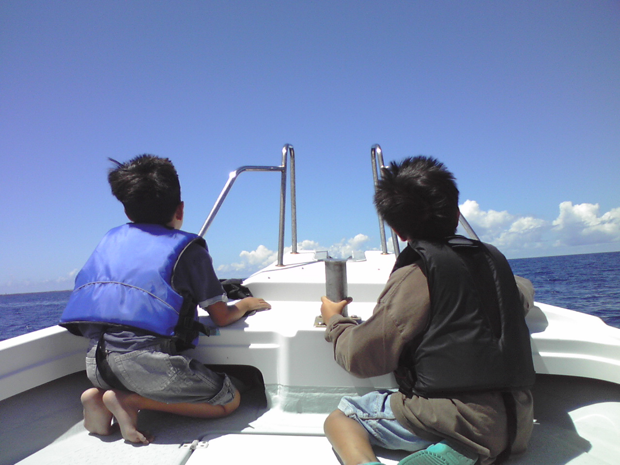 夏の沖縄の海と少年