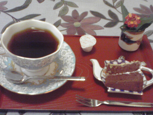 タミーズのランチのコーヒーとケーキ